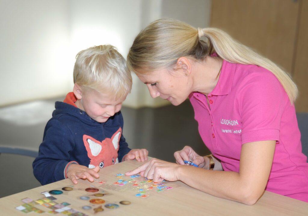 Logopädie, Verena Svaton mit einem Kind, Logopädische Behandlung in Neumarkt in der Steiermark, Bezirk Murau