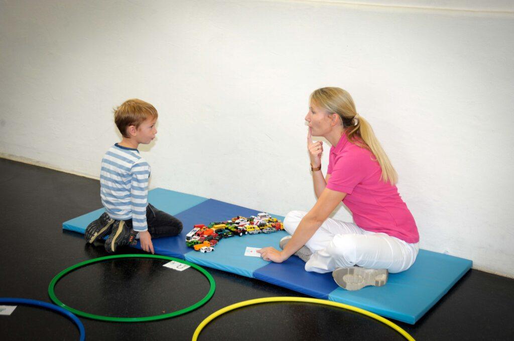 Logopädie, Verena Svaton mit einem Kind, Logopädische Behandlung in Neumarkt in der Steiermark, Bezirk Murau