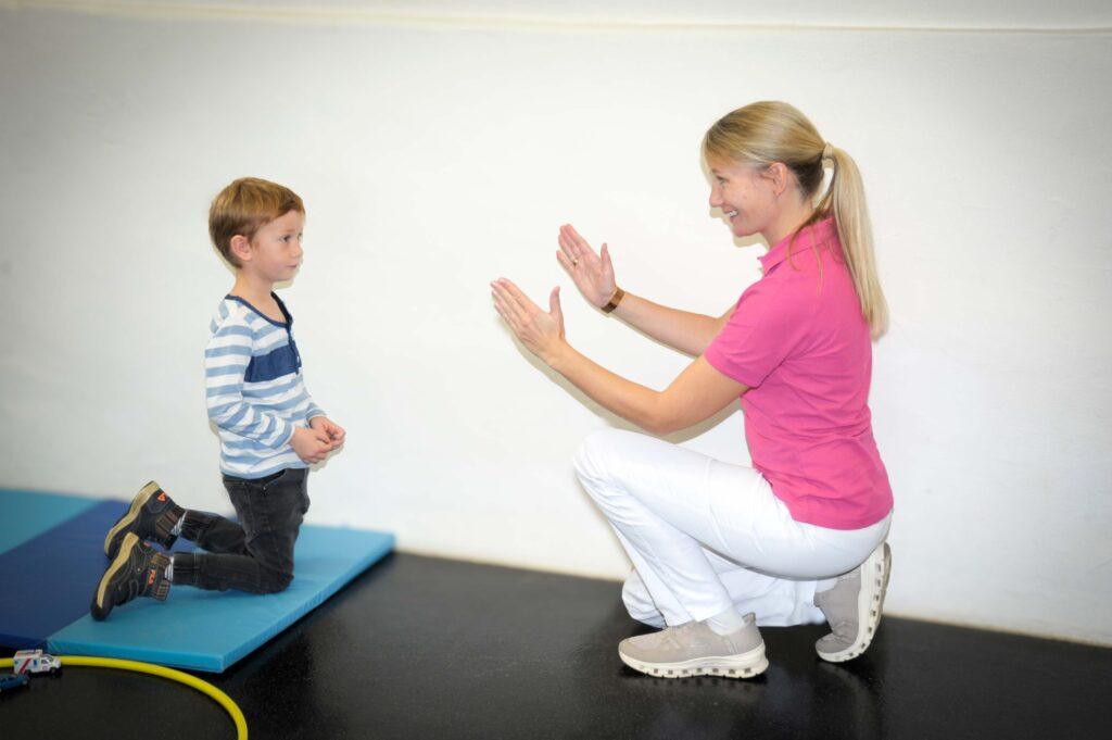 Logopädie, Verena Svaton mit einem Kind, Logopädische Behandlung in Neumarkt in der Steiermark, Bezirk Murau