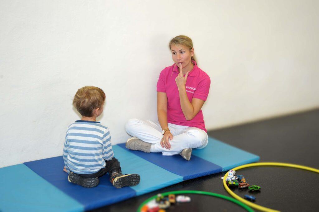 Logopädie, Verena Svaton mit einem Kind, Logopädische Behandlung in Neumarkt in der Steiermark, Bezirk Murau
