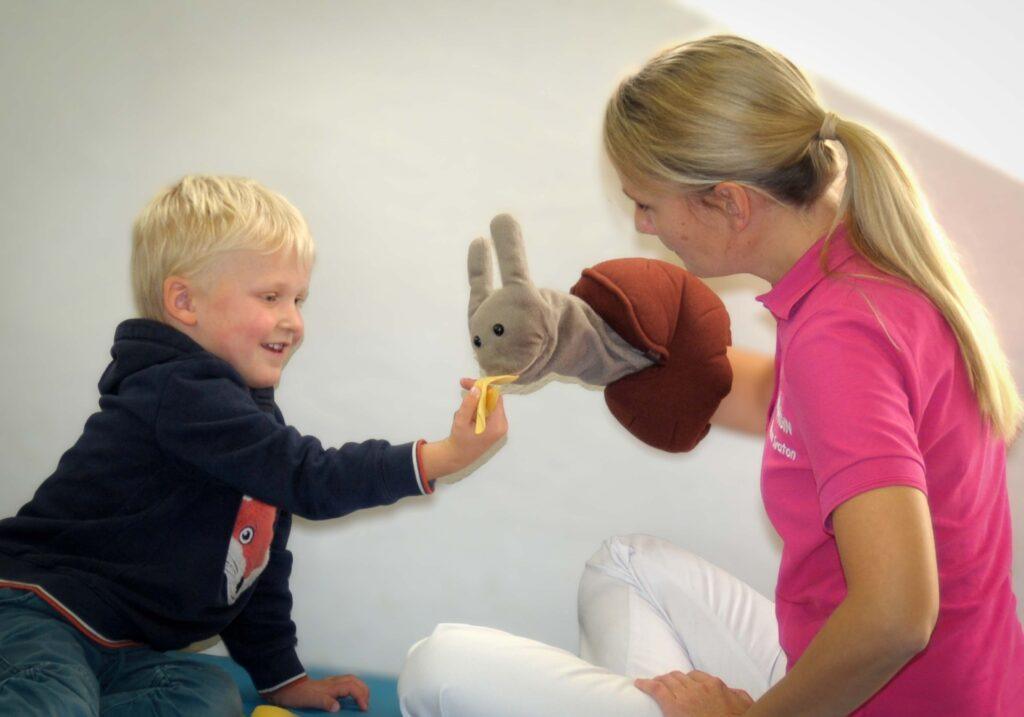 Logopädie, Verena Svaton mit einem Kind, Logopädische Behandlung in Neumarkt in der Steiermark, Bezirk Murau