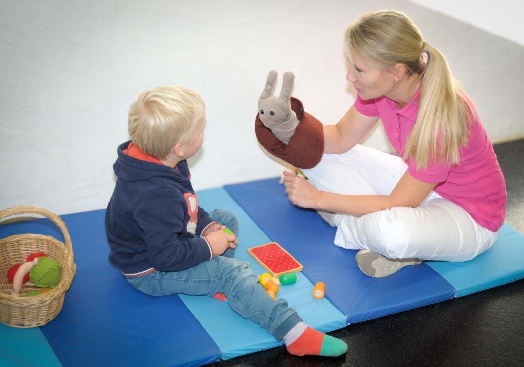Logopädie, Verena Svaton mit einem Kind, Logopädische Behandlung in Neumarkt in der Steiermark, Bezirk Murau