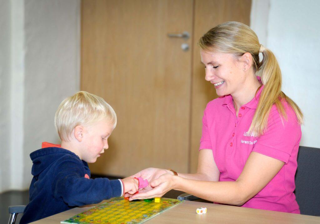 Logopädie, Verena Svaton mit einem Kind, Logopädische Behandlung in Neumarkt in der Steiermark, Bezirk Murau